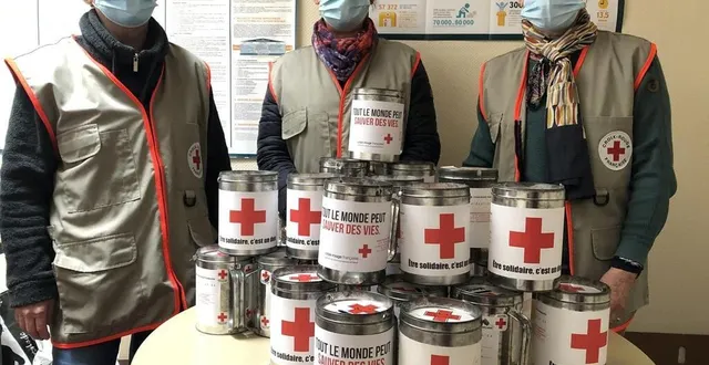 photo  les bénévoles martine prodhomme, nelly quincé et éveline bouchard préparent les tirelires pour la quête du 25 mai sur le marché d’argentan.  &copy;  ouest-france 