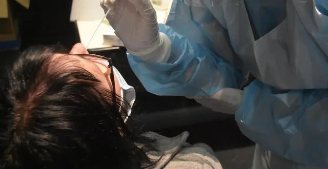 photo  les opérations de dépistage se poursuivent dans le cadre de la lutte contre l’épidémie de covid-19. si en ce mois de mai 2021, le taux d’incidence de la sarthe est passé est passé sous la barre des 400, la vigilance reste de mise.  &copy;  archives le courrier de l’ouest – joël audouin 