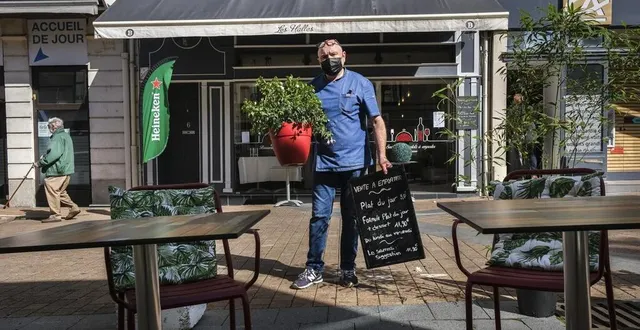 photo  le mans, vendredi 7 mai 2021. richard davret, patron du bar des halles, a investi dans du mobilier pour agrandir sa terrasse.  &copy;  le maine libre – denis lambert 