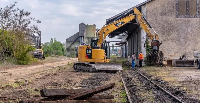 photo  les premiers rails sont en cours de démontage à l’entrepôt de la gare de bessé.  &copy;  le maine libre 