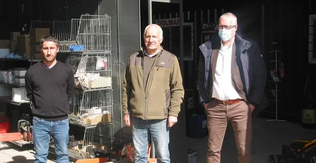 photo  nicolas coquelin (à gauche), recevait, mercredi 5 mai 2021, les représentants du crédit agricole, serge batrel et jérôme marcère.  &copy;  ouest-france 