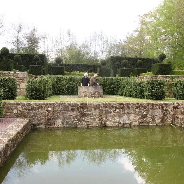 photo marie-françoise et christian brichard, sur la terrasse au-dessus de l’abreuvoir converti en miroir d’eau. le jardin, en terrasses, médiéval, d’inspiration renaissance, entoure le manoir de la boisnerie, autrefois fief seigneurial du seigneur de sainte honorine la chardonne.  ©  archives ouest-france