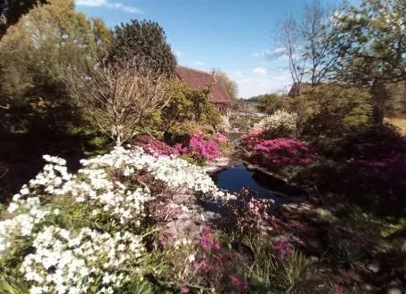 photo  le jardin qui s’étend sur deux hectares est ouvert toute l’année.  &copy;  d. r. 
