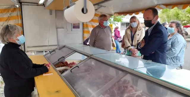 photo  noël tellier et emmanuel franco sont allés à la rencontre des artisans sur le marché de louplande.  &copy;  le maine libre 
