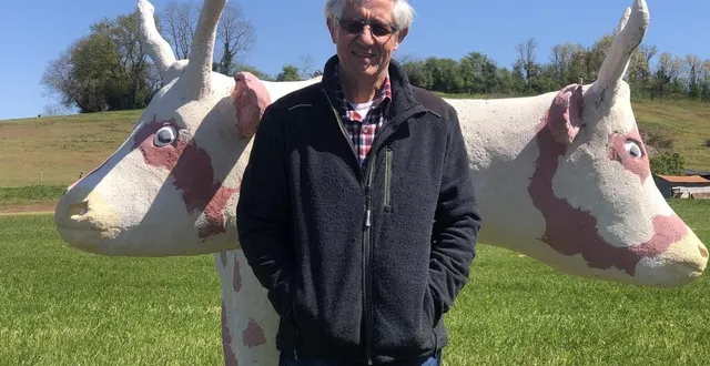 photo  andré chambrier, président de mains d’art et sa dernière création : la vache à deux têtes.  &copy;  ouest-france 