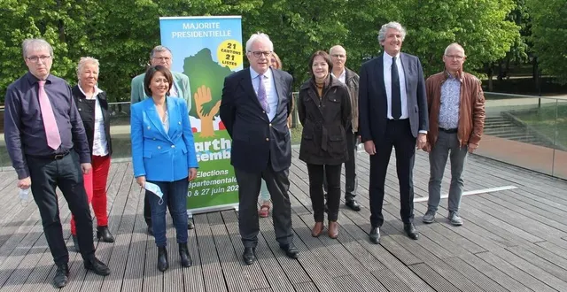 photo  nicolas clouët, au centre, conduit la liste sarth’ensemble (majorité présidentielle) aux élections départementales, en sarthe.  &copy;  ouest-france 