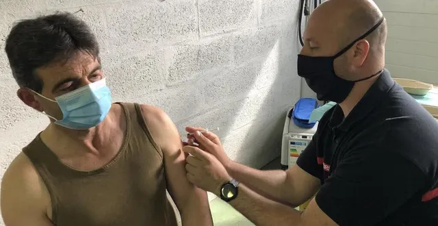 photo  julien tournelle, infirmier sapeur-pompier volontaire du centre de secours de mauves-sur-huisne, vaccine florent, un quinquagénaire venu de montchevrel.  &copy;  ouest-france 