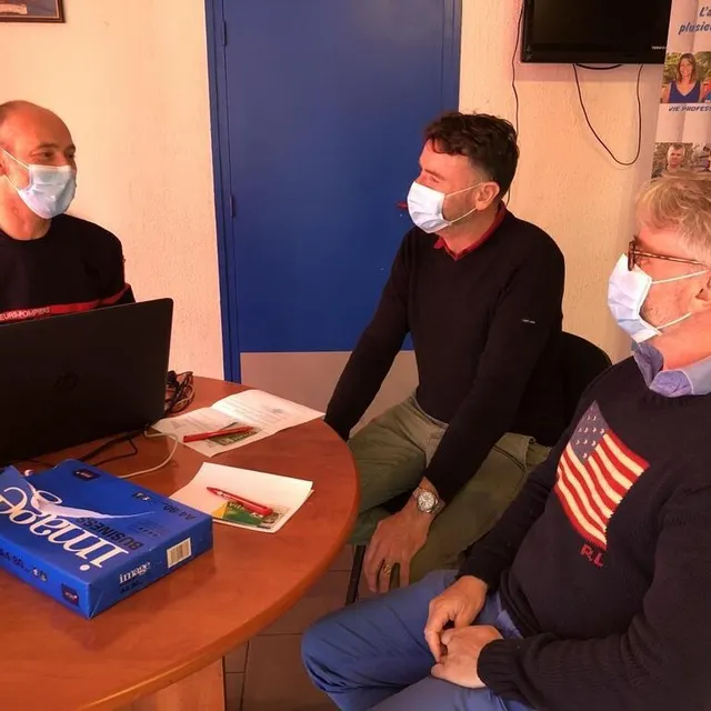 Philippe Herrouin, infirmier sapeur-pompier volontaire au centre de secours d’Alençon et à l’état-major, mène les entretiens médicaux préalables à l’injection de vaccin. Ouest-France photo philippe herrouin, infirmier sapeur-pompier volontaire au centre de secours d’alençon et à l’état-major, mène les entretiens médicaux préalables à l’injection de vaccin. © ouest-france
