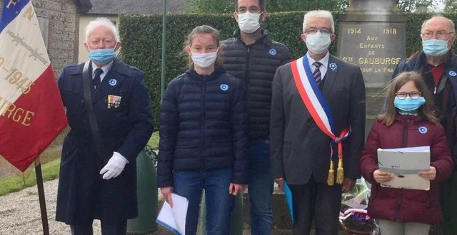 photo  à l’issue du dépôt de gerbe, zélie et camille ont reçu le diplôme du 8-mai.  &copy;  ouest-france 