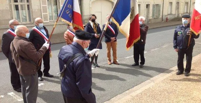 photo  les quatre anciens combattants ouvrant le ban samedi à poncé.  &copy;  le maine libre 