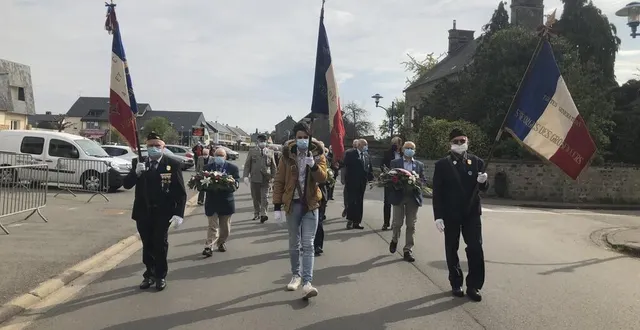 photo  le cortège se dirige vers l’église.  &copy;  ouest-france 