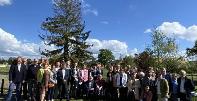 photo  une partie des 76 candidats de la liste « osons la sarthe à gauche ! » à l’extérieur de la salle polyvalente de ruaudin, à côté du mans.  &copy;  ouest-france 