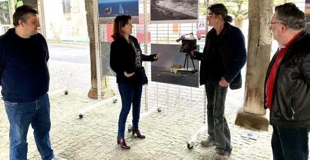 photo  alain juteau, artiste plasticien installé à rené, a remis le trophée qu’il a réalisé à mélinda fossey.  &copy;  le maine libre 