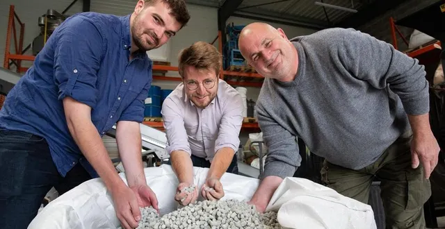 photo  chalonnes, vendredi 7 mai 2021. nicolas cruaud, clément bénassy et william cruaud avec leur précieux « anthropocite ».  &copy;  co – régine lemarchand 
