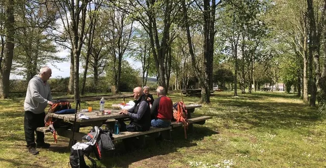 photo  erick et ses amis sont venus pique-niquer sur le site de la roche-d-’oëtre.  &copy;  ouest-france 
