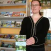 photo charlotte pottier animatrice de l’office du tourisme, présente la nouvelle brochure des randonnées en maine cœur de sarthe.