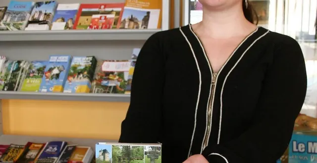 photo  charlotte pottier animatrice de l’office du tourisme, présente la nouvelle brochure des randonnées en maine cœur de sarthe.  &copy;  le maine libre 