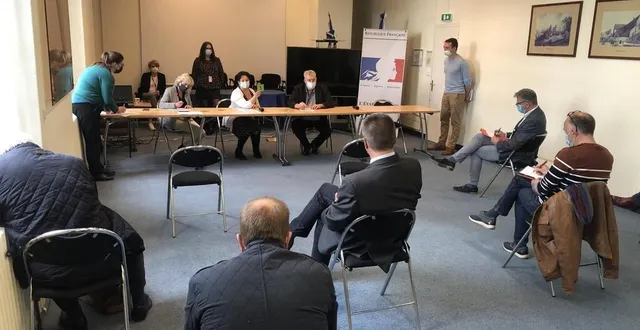 photo  rendez-vous traditionnel à l’issue de la clôture des candidatures, le tirage au sort des places sur les panneaux d’affichage.  &copy;  le maine libre 