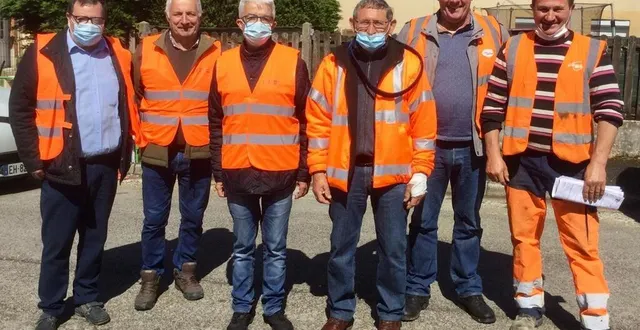photo  lors de la réunion de chantier, lundi, autour de philippe challier, vice-président du territoire d’énergie 61, et philippe bigot, maire de sainte-gauburge-sainte-colombe.  &copy;  ouest-france 