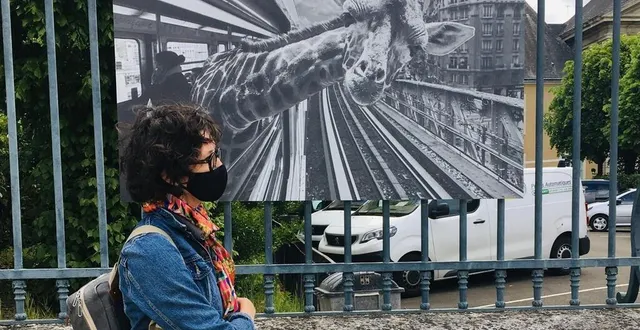 photo  clarisse rebotier devant un des clichés de la série « animétro », en exposition à la préfecture du mans.  &copy;  ouest-france 