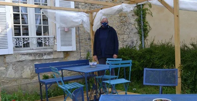 photo  kathrin ehlers termine l’aménagement de sa terrasse.  &copy;  le maine libre 