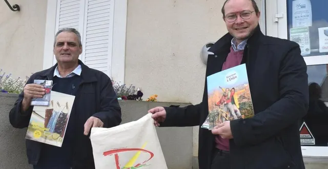 photo  le maire, xavier jamois et son adjoint, benjamin laburthe-tolra.  &copy;  le maine libre 