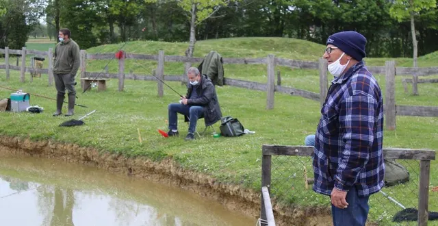 photo  au premier plan, daniel travers le président de la section pêche la saint-rémy montaise lors des consignes d’avant pêche.  &copy;  le maine libre 
