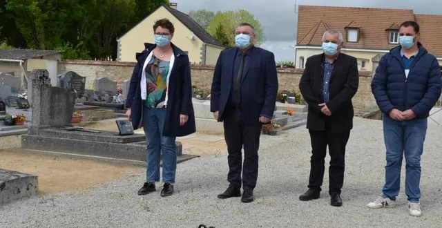 photo  la cérémonie du mai 1945 a été célébrée devant le monument aux morts situé dans l’enceinte du cimetière où une gerbe a été déposée. le maire était entouré de ses trois adjoints. sans public. de gauche à droite : chrystèle jourdin, première adjointe ; le maire, patrick gosnet ; pascal letourneux, 2e adjoint et nicolas simon, 3e adjoint.  &copy;  ouest-france 