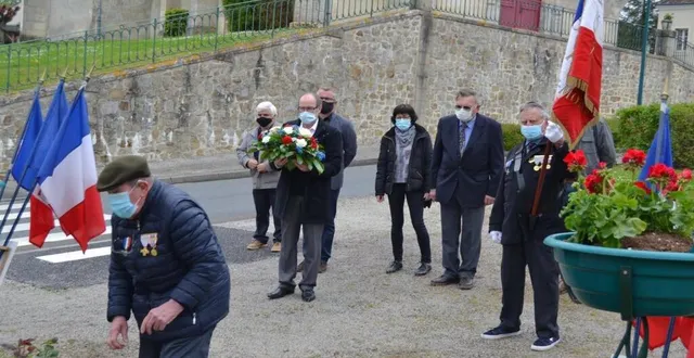 photo  lors de la cérémonie du 8 mai, philippe chartier, maire, entouré de ses trois adjoints et de représentants des anciens combattants, ont déposé deux gerbes au pied du monument aux morts avant que l’édile lise le texte en hommage aux soldats morts pour la france au cours de la seconde guerre mondiale.  &copy;  ouest-france 