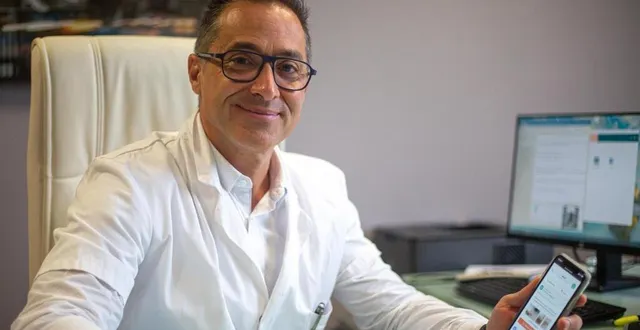 photo  le professeur fabrice denis lance le premier carnet de santé numérique pour le suivi médical des enfants.  &copy;  photo archives le maine libre clément szczuczynski 