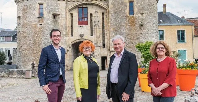 photo  catherine bouthier et françois blomme-petton, entourés de corentin guyard et thérèse marchais.  &copy;  osons la sarthe à gauche 