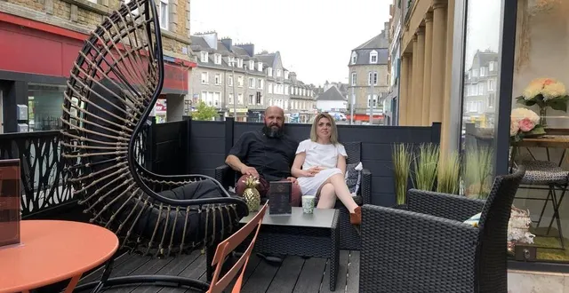 photo  ludovic et virginie alduc, d’une part de douceur, rue saint-germain à flers (orne), vont rouvrir leur terrasse dès le 19 mai 2021.  &copy;  ouest-france 