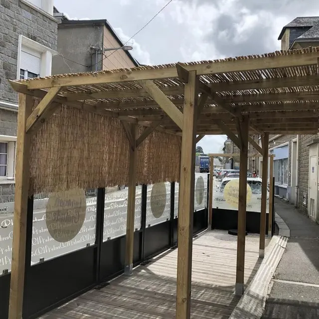 photo le restaurant al dente, rue de la chaussée à flers (orne), a aménagé une terrasse qui sera recouverte de tôle pour abriter les clients dès le 19 mai 2021.  ©  ouest-france
