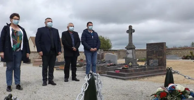 photo  le maire et ses adjoints ont célébré la victoire de 1945  &copy;  le maine libre 