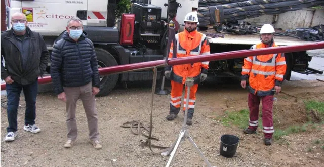 photo  la pose du premier candélabre en présence de laurent bothereau, maire, et sylvain cabaret, son adjoint.  &copy;  ouest-france 
