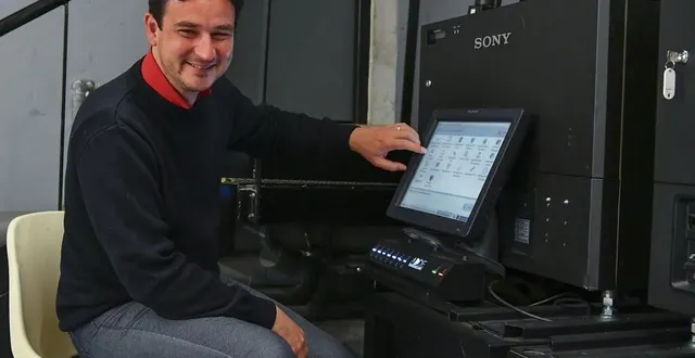 photo  le mans, mardi 11 mai 2021. luis claro, directeur du cinéma pathé le mans, prépare la programmation et vérifie que tout fonctionne dans son établissement avant la réouverture du 19 mai.  &copy;  photo le maine libre – yvon loue 