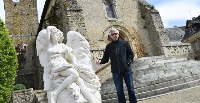 photo  andré chambrier présentant un exemplaire de la dizaine de sculptures monumentales qui seront à découvrir aux quatre coins du village.  &copy;  le maine libre 