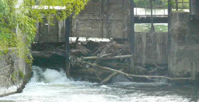photo  la pression de l’eau est forte sur l’écluse, obstruée par les embâcles  &copy;  le maine libre 