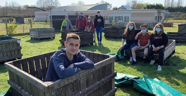 photo  six jeunes de la commune de vaas ont aidé ronan constans et frédéric buzance, conseiller municipal tuteur du volontaire en service civique, à réparer des caisses en bois en vue d’accueillir un jardin partagé.  &copy;  ouest-france 