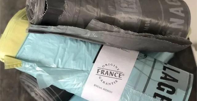 photo  la campagne de distribution des sacs bleus et translucides se poursuit jusqu’à fin juin, dans les différents quartiers d’alençon.  &copy;  archives ouest-france 