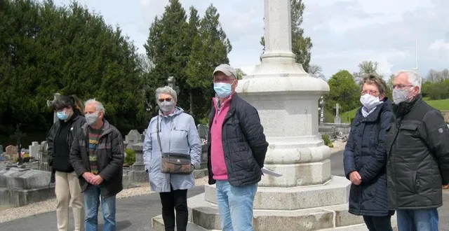 photo  michel louvel (au centre), lors de la visite du cimetière, devant le calvaire central, avec une jauge de participants réduite.  &copy;  ouest-france 
