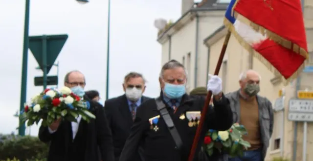 photo  le maire et quelques personnes autorisées à suivre la commémoration se sont déplacés à pied de la mairie au monument aux morts.  &copy;  le maine libre 