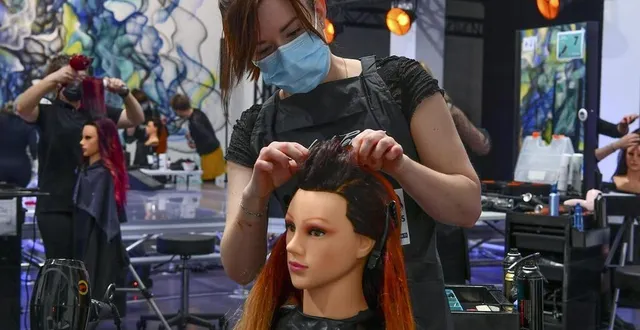 photo  le mans, mercredi 12 mai 2021. laurine liney débute l’épreuve de coiffage. en deux jours, elle aura 15 h 30 d’épreuve.  &copy;  le maine libre – yvon loue 