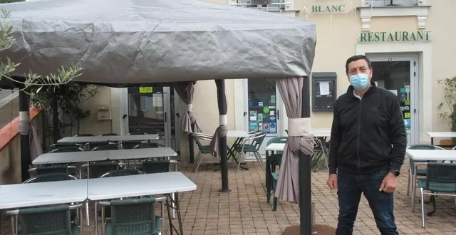 photo  à l’auberge du cheval blanc, luc krim prépare sa terrasse  &copy;  le maine libre 