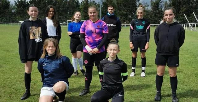 photo  les filles de l’usap, ici avec théo mauger, éducateur et président du club, n’attendent qu’une chose : être plus nombreuses encore à la rentrée.  &copy;  le maine libre 