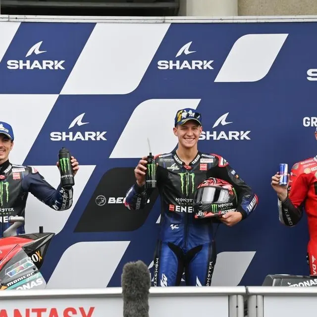 photo pole position pour le français fabio quartararo entouré de l’espagnol maverick viñales second à gauche et l’australien jack miller troisième à droite.  ©  daniel fouray / ouest-france