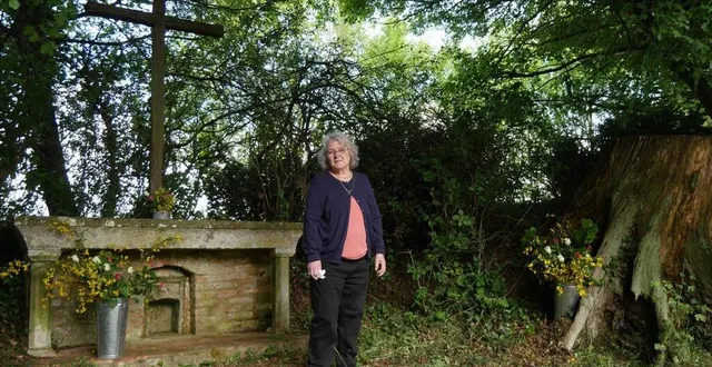 photo  rosemary speirs, habitante de parcé-sur-sarthe, a participé à la restauration de dix-huit croix de chemin. ici, devant la croix de potence, dont elle est désormais en charge du fleurissement.  &copy;  le maine libre 