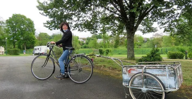 photo  sandrine digarcher enfourche son vélo avec la remorque pour acheminer les paniers petits-déjeuners ou pour filer rendre un petit service aux campeurs.  &copy;  ouest-france 