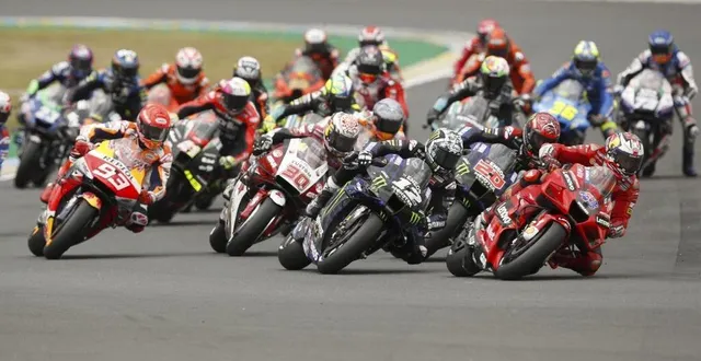photo  revivez le départ du grand prix de france de motogp en vidéo.  &copy;  epa/maxppp 