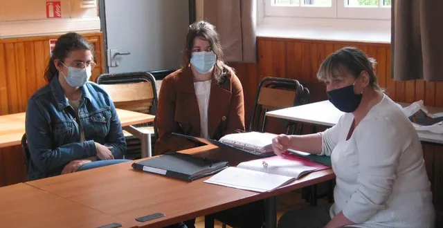 photo  jehanne et mahaut carpentier et isabelle dufour géreront le badminton loisir au sein du centre d’animation du plateau du sap.  &copy;  ouest-france 